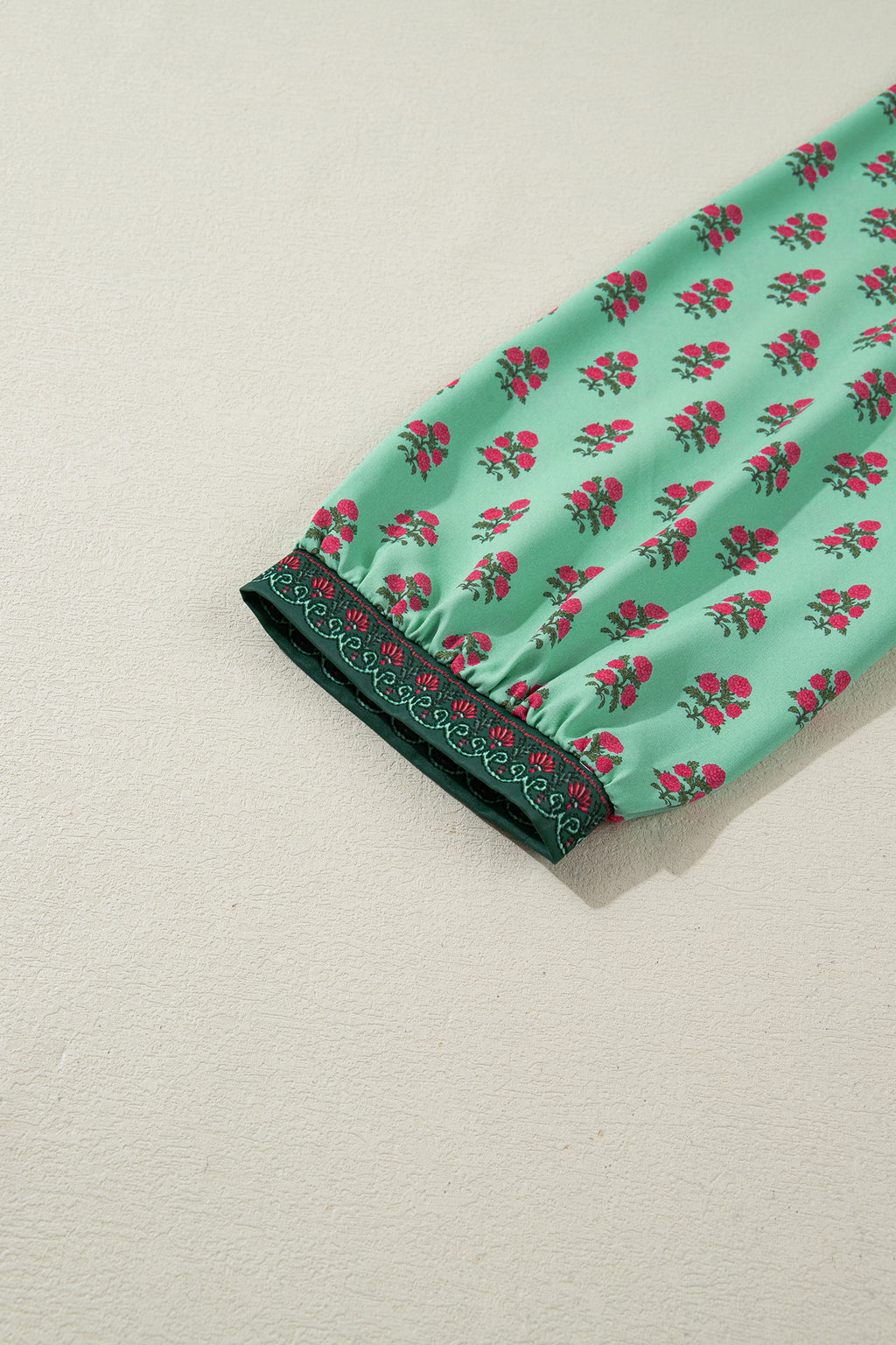 Green Plus Size Floral Print Contrast Trim V Neck Bracelet Sleeve Blouse